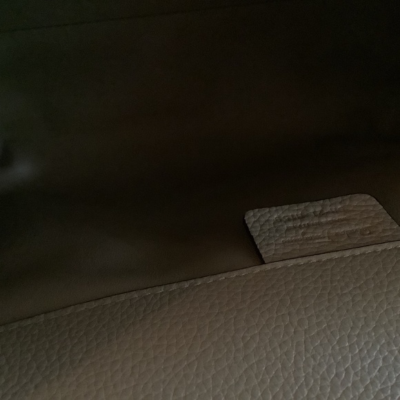 Salvatore Ferragamo Médium Studio Top Handle Bag - Picture 13 of 16